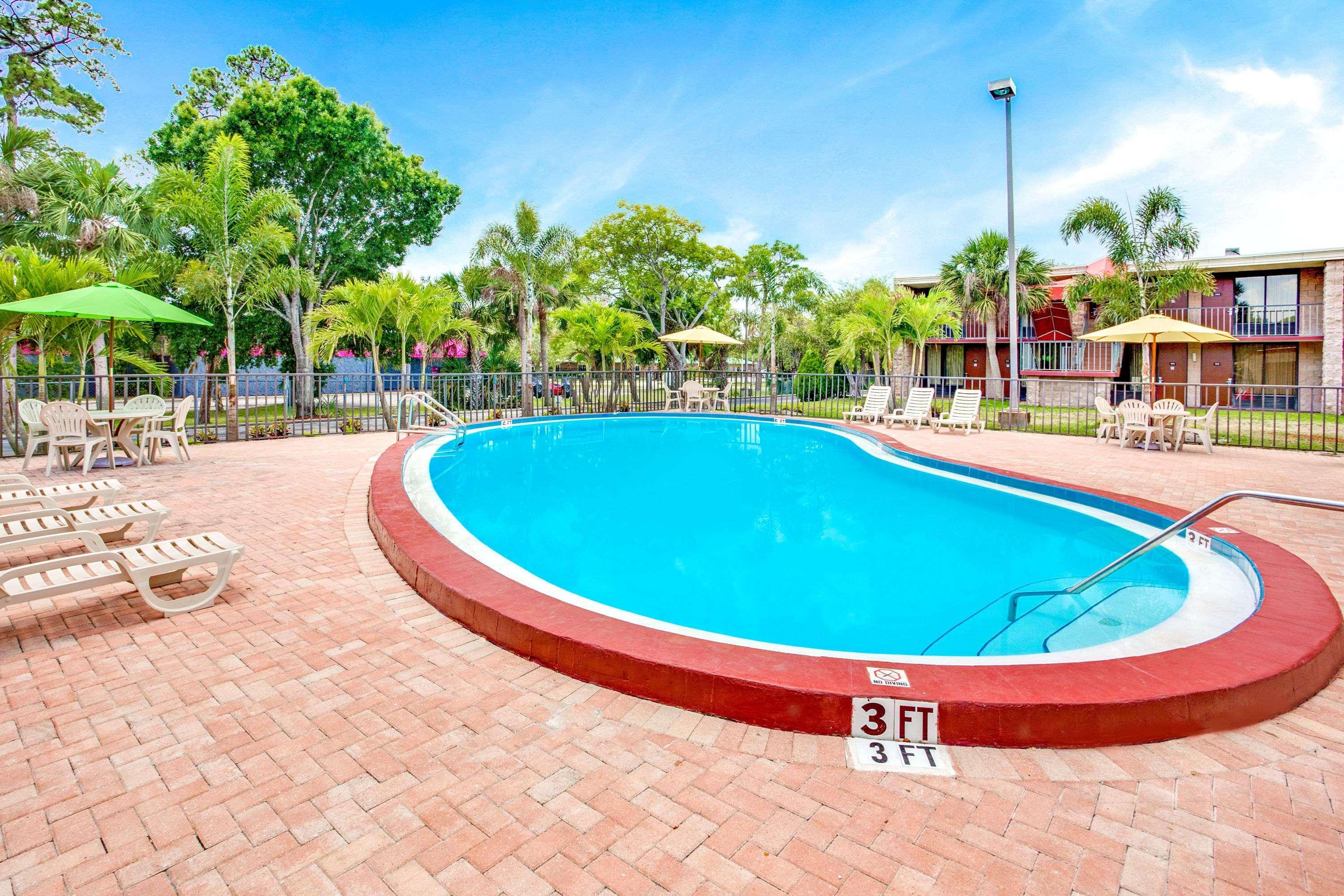 Days Inn By Wyndham Bradenton - Near The Gulf Eksteriør billede