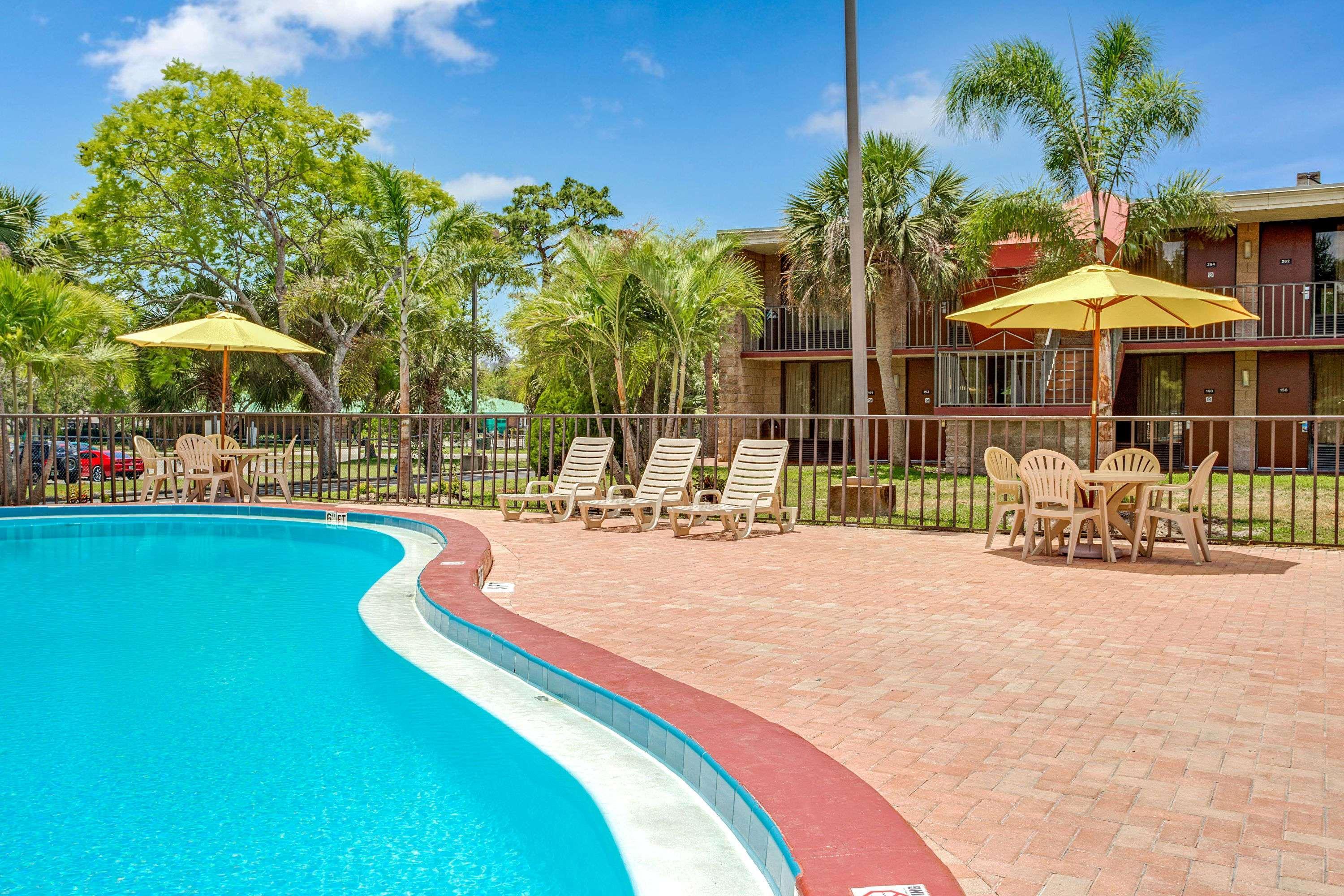 Days Inn By Wyndham Bradenton - Near The Gulf Eksteriør billede